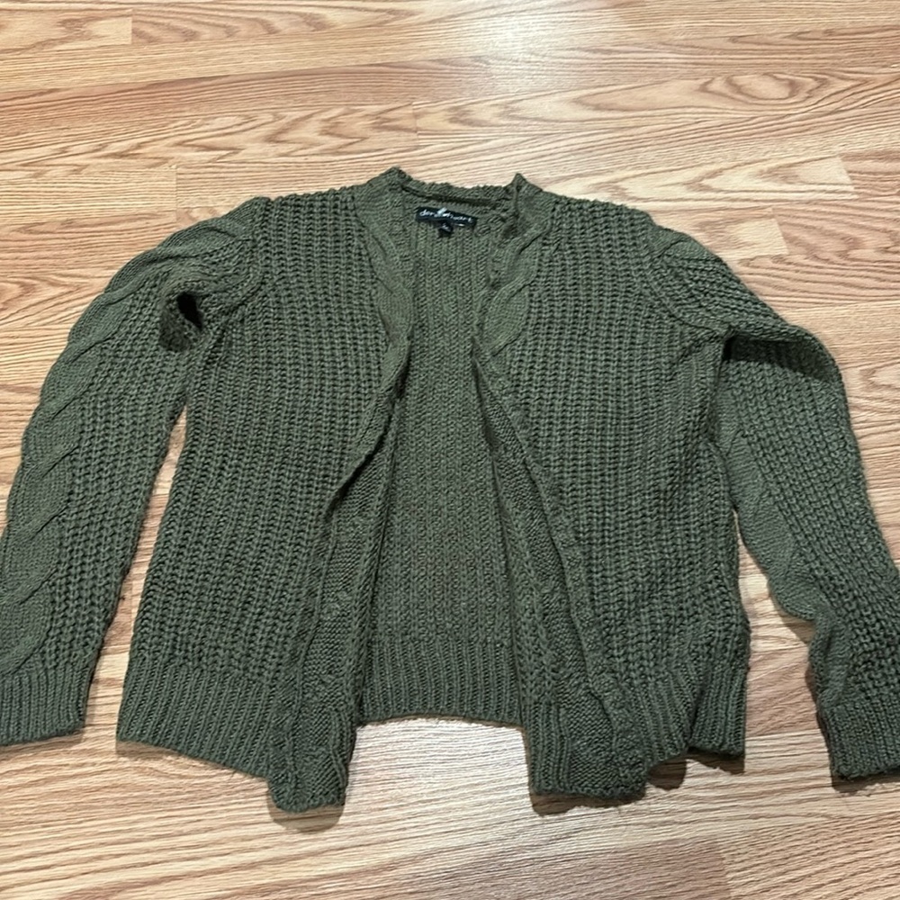 Derek 🩵 Heart cardigan- dark green size small warm and very comfortable